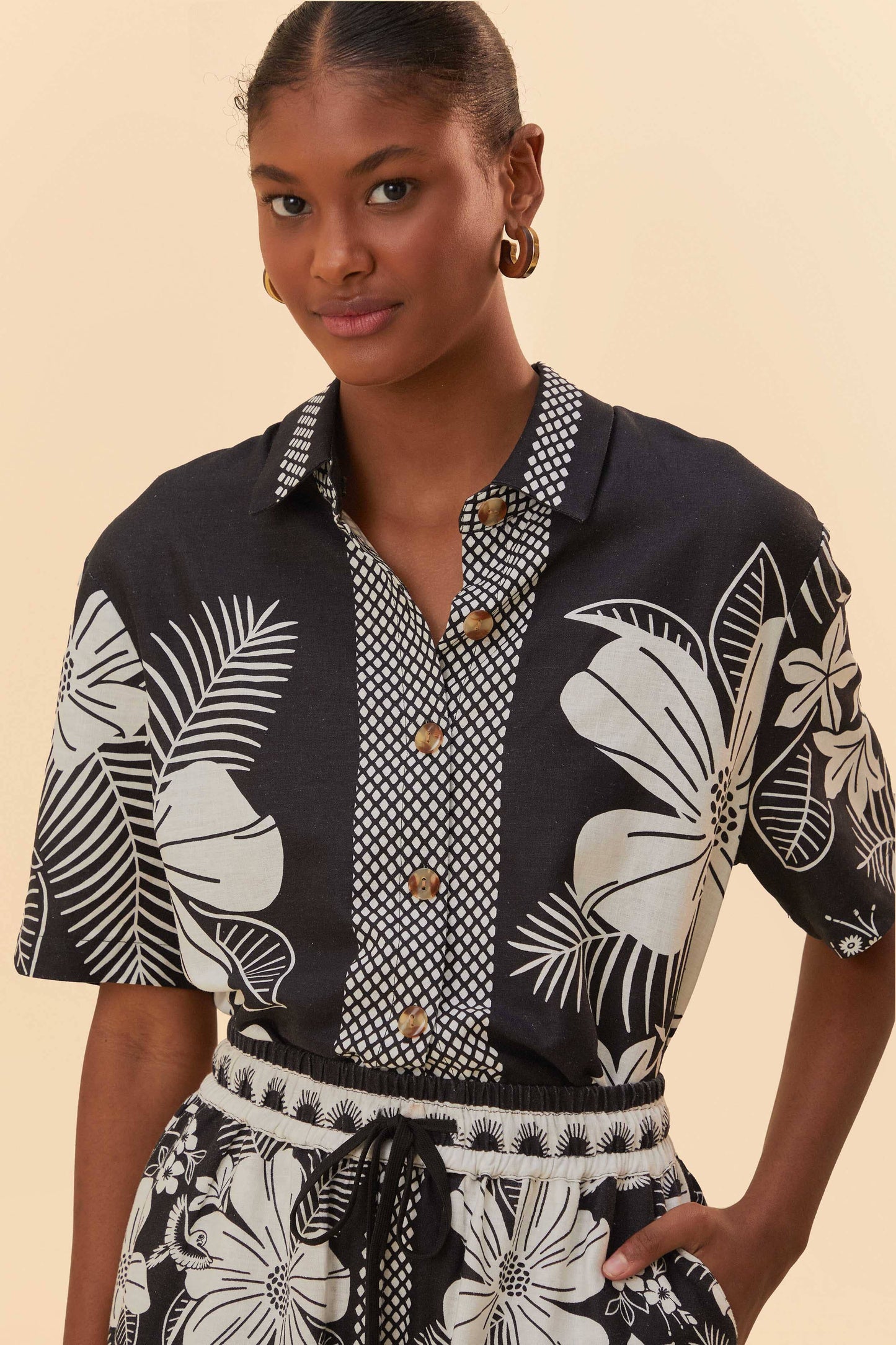 Black Macaw Elegance Unisex Shirt